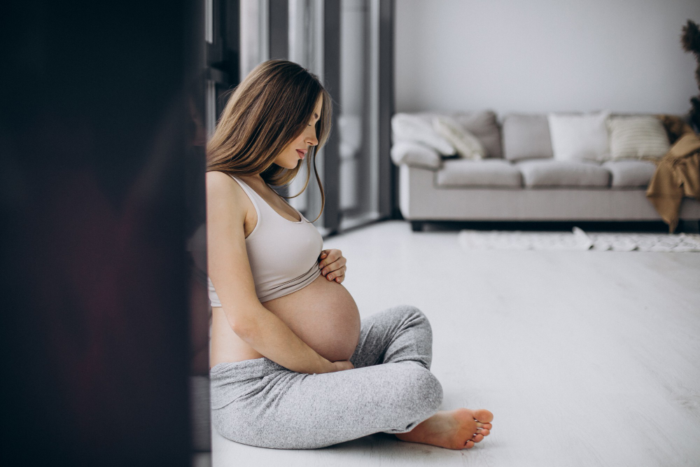 مادر باردار در جلسه ماساژ با مربی یوگا توریا